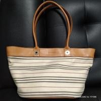 ราคา กระเป๋า Burberry แท้ มือสอง มีตำหนิเลอะหมึกด้านใน ใช้งานได้อีกยาว (23970990786)