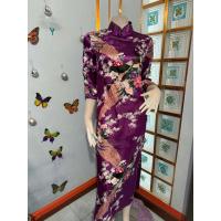ราคา MAXI DRESS เดรสกี่เพ้าสีม่วงผ้าเงาลายดอกไม้ (51654681650)