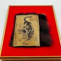 ราคา ยันต์เสือเผ่น บนหนังเสือ จารอักขระบนหนังโดย หลวงพ่อเปิ่น วัดบางพระ บูชาหรือพกพาติดตัว แคล้วคลาดปลอดภัยเสริมอำนาจ (18201220590)