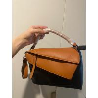 ราคา (ส่งฟรี+มีโค้ดส่วนลด) กระเป๋ามือสอง โลเอเว่ งานเลิศ งานลุ้น สะพายข้างเท่ห์ๆ ใหม่สะอาดมาก (56607859696)