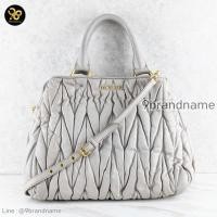 ราคา Miu miu Nappa Matelasse Bauletto Top Handle Bowler Pomice Leather มือสอง ก่อนสั่งซื้อทักแชทก่อนนะคะ (28731038482)