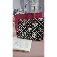 ราคา Tory Burch T Monogram Contrast Embossed Small Tote Bag (26525063731)