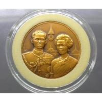 ราคา เหรียญทองแดง ที่ระลึกครบ 50 ปี พระบรมราชา ภิเ ษก สมรส ปี 2543 (ขนาด 3 ซม. พร้อมบรรจุตลับ) (46752740666)