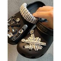 ราคา jibbitz crocs croc jibz Crocs สำหรับเด็กผู้ชาย แบบ Black Hole มาพร้อมห่วงคล้องพวงมาลัยที่ปลายรองเท้า (54007246403)
