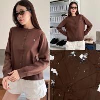 ราคา Polo cardigan เสื้อคลุมไหมพรมคาดิแกน ดีเทลปักม้า สีใหม่ละมุนฟินมาก (49306116535)