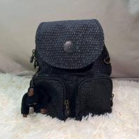 ราคา Kipling Ravier Backpack – กระเป๋าเป้สะพายหลัง รุ่น Ravier ลายจุดหัวใจเทา-ดำ (มือสองแท้) (40859689623)