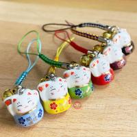 ราคา แมวกวักนำโชค เซรามิค ลายถือพัด สายเชือกไหมญี่ปุ่น (16192415697)