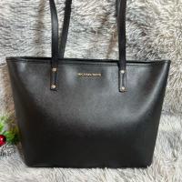 ราคา อ่านรายละเอียดก่อนนะคะกระเป๋าสะพายไหล่ Michael Kors แท้ ทรงช้อปปิ้ง สีดำ 12 นิ้ว (28729095313)