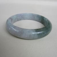 ราคา กำไลหยกพม่า Jadeite type A ขนาดวงใน 58.1mm กว้าง 14.3mm ทรงกลมท้องแบน สวมใส่ได้ทุกเพศ (44602943084)