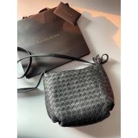 ราคา สินค้าพร้อมส่ง New Bottega crossbody หนังแกะ สายปรับได้ มีซิปบน ขนาด 9 x 8 นิ้ว อปก. ถุงผ้า + แคร์การ์ด (5785914243)