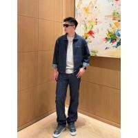 ราคา เสื้อแจ็คเก็ตสั้นผู้ชาย DIOR แบบ DENIM ซีซั่น FW2025 พร้อมโลโก้ DIOR สไตล์ปัก (55959520703)