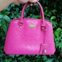 ราคา Used Coach ทรงถัง 13 นิ้ว สีชมพูสวย ของแท้ 100% **ไม่มีสายยาว** (4441745290)