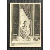 ราคา รูปถ่ายเก่าพระบรมฉายาลักษณ์ ในหลวงรัชกาลที่ 9 ทรงผนวช ด้านหลังพิมพ์ตราวัดบวร ขนาดห้อยคอ สำหรับบูชา สะสม มอบเป็นของขวัญ (23962885113)