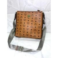 ราคา กระเป๋าสะพายข้าง crossbody ทรงหายาก ขนาดประมาณฐาน10.5สูง10.5นิ้ว อะไหล่และสายยาวแบรน งานมือสองตามการใช้งาน (26488645004)