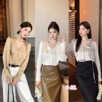ราคา Anna เสื้อแขนยาว ผ้า Silk Satin สีทอง,สีครีม ทรงเสื้อคอวี ดีเทลโชคเกอร์ดอกไม้ โทนสีขับผิว ใส่แล้วดูแพง 99322 (47406652403)