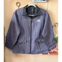 ราคา ส่งต่อ สภาพ 98% เสื้อแจ็คเก็ตกันลม Windbreaker แบรนด์ New Balance ม่วงอมเทา ลายวินเทจด้านใน แขนยาว กันหนาว กันแดด มือสอง (57657567871)