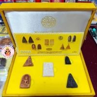 ราคา พระชุดเบญจภาคี ภ.ป.ร เฉลิมพระเกียรติครองสิริราชสมบัติ ครบ 60 ปี วังไกลกังวล *กล่องผ้าไหมเดิมครบชุด* โค๊ด 059310 (28515297689)
