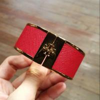 ราคา กำไลข้อมือ Tory Burch สีแดง (Red Leather Inlay Cuff Bracelet) (3215937019)