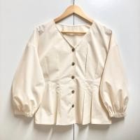 ราคา GU เสื้อคอวี แขนพอง กระดุมหน้า สีครีม ป้าย L มือสอง (52801737707)