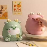 ราคา 2026 สไตล์ใหม่น่ารักกระปุกออมสินมังกรอ้วนเดสก์ท็อปน่ารักความจุขนาดใหญ่สามารถออกการ์ตูนกระปุกออมสินไวนิลของขวัญเด็ก20260507 (56310100243)