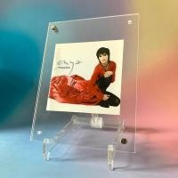 ราคา (พร้อมส่ง) ลายเซ็นสด ของแท้ CD ซีดีเพลง: Enya — Amarantine [signed cd] (28236394687)