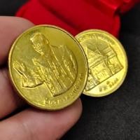ราคา เหรียญในหลวง กะไหล่ทอง รุ่นที่ระลึกจัดสร้างพิพิธภัณฑ์พุทธมณฑล พระอัครศาสนูปถัมภก เป็นเหรียญที่มีความสวยและงดงามเป็นมงคลม (14079025068)