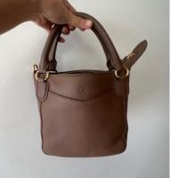 ราคา ส่งต่อกระเป๋าหนังววัวแท้Charin bagสีCedarน้ำตาลอมเทารุ่นขายดี Mini Honeyทรงtoteอุปกรณ์ครบสายแท้ไม่เคยใช้เลยค่ะ (26627172524)