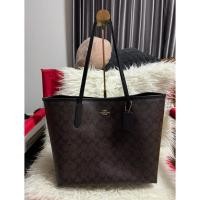 ราคา (USED-ตำหนิด้านใน) กระเป๋าสะพายไหล่ Coach City Tote in Signature Canvas ของแท้ จาก outlet อเมริกา (46857366494)