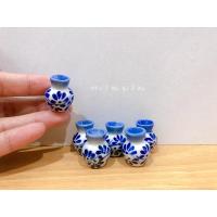 ราคา [ของจิ๋ว] แจกันเซรามิคทรงเตี้ย ขนาดจิ๋ว ลายดอกน้ำเงิน (12315837803)
