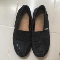 ราคา คัชชู Toms สีดำวิ้ง sz.37 (1644751422)