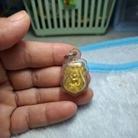 ราคา เหรียญพระพุทธชินราชหลังหลวงพ่อโสธรพร้อมเลี่ยมเก่า (48703299979)