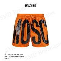 ราคา Moschino กางเกงขาสั้นผู้ชาย รุ่น Shiny Maxi Logo Swim Trunks Code 231V3A42859301 0035 (27568081713)