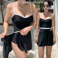 ราคา ส่งจากไทย M,L,XL บิกินี่ ชุดว่ายน้ำวันพีชสายเดี่ยว ดำขอบขาว มาพร้อมผ้าผูกเป็นกระโปรง (6716256999)