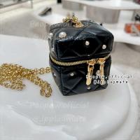 ราคา Charles&Keith กระเป๋าสะพายข้างจิ๋ว Janie Quilted Pearl-Embellished Chain-Handle Micro Bag CK6-40701607 แท้จากชอป (54851042358)
