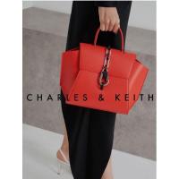 ราคา ♥ ️รับประกันของแท้จากSHOP ♥️ CHARLES & KEITH  Chain-Link Trapeze Bag - Crimson รหัสสินค้า CK2-50270555 (11436196135)