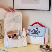 ราคา บอกเลยว่าไม่ไก่กาอาราเร่แน่นอน กระเป๋าใส่เครื่องสำอางค์ Hello Kitty วัสดุเป็นผ้าร่ม กันน้ำ งานสวย ขนาด 22×15×20 cm (44057432053)
