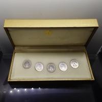 ราคา เหรียญพระพุทธปัญจภาคี เนื้อเงิน พิมพ์เล็ก ที่ระลึกพระราชพิธีกาญจนาภิเษก ในหลวงรัชกาลที่9 ปี พ.ศ.2539 พร้อมกล่อง ครบชุด 5 (56153014080)