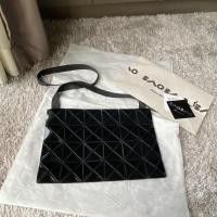 ราคา Like new Bao Bao shoulder bag ปี2017 สีดำ สภาพสวยงาม ภายในสะอาด บลอคยังแน่นๆเลยนะคะ รุ่นนี้น่ารัก อุปกรณ์ (5559724640)