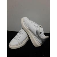 ราคา รองเท้าผ้าใบ Alexander mcqueen สีขาว ไซส์ 38.5 พื้นรองเท้า 23.5 - 24 cm preloved/มือสอง/มือสอง (46001209025)