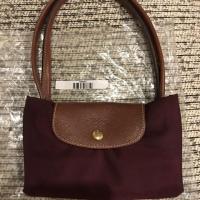 ราคา กระเป๋า Longchamp Size S หูยาว สีแดงเลือดหมู มือสอง ของแท้ 100% ราคา 1,900 ฟรีค่าจัดส่ง (1154343709)