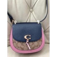 ราคา Coach Remi Crossbody ลายสีขอบชมพูฝาน้ำเงิน น่ารักมากค่ะรุ่นนี้ ปรับสายสั้นยาวได้ สามารถสะพายได้2แบบ (44604414822)