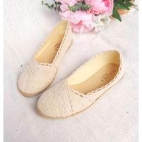 ราคา รองเท้าคัทชูลูกไม้สีครีม (23375406948)