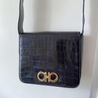 ราคา กระเป๋าสะพาย Salvatore Ferragamo (21565349456)
