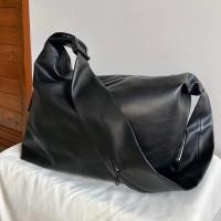 ราคา MMGL VEGAN LEATHER MESSENGER BAG กระเป๋ามือสองแท้ (27700994128)