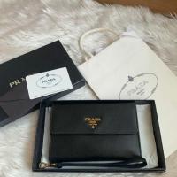 ราคา Like new Prada trifold wallet มีช่องใส่เหรียญ การ์ด แบงค์ ครบหมดค่า มีสายคล้องมือได้ คุ้มมากจ้า สภาพดีงาม (7409030450)