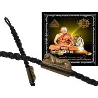 ราคา ตะกรุด เสือข้อมือ สี ทองเหลือ เก่า พร้อมสายข้อมือถัก สีดำ หลวงพ่อเปิ่น วัดบางพระ จ.นครปฐม พ.ศ.2543 และกล่องใส่ (50103770464)