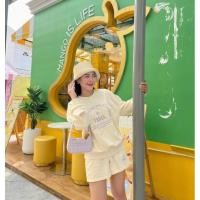 ราคา ชุดเซ็ทเสื้อแขนยาว-กางเกงขาสั้นสีครีม ลาย paris_freesize (22102319291)