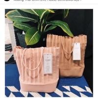 ราคา A pale petal (397426333)