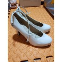ราคา รองเท้าส้นสูง รัดข้อถอดได้ สีขาว เบอร์39 มือสอง (ใส่สองครั้ง) (9611876157)