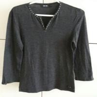 ราคา [CHAPS] เสื้อยืดแขนสี่ส่วน ผู้หญิง สีเทาดำ CHAPS CPS แท้ (668321039)